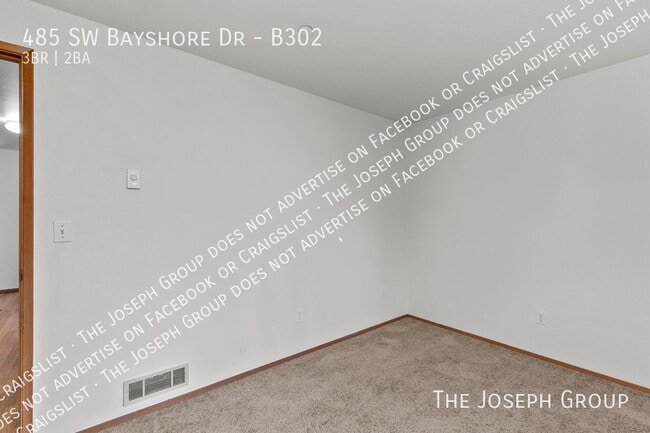 Building Photo - 485 SW Bayshore Dr