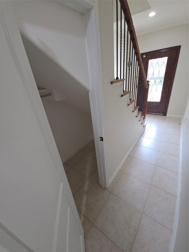 Building Photo - 3117 Fairdale Oaks E