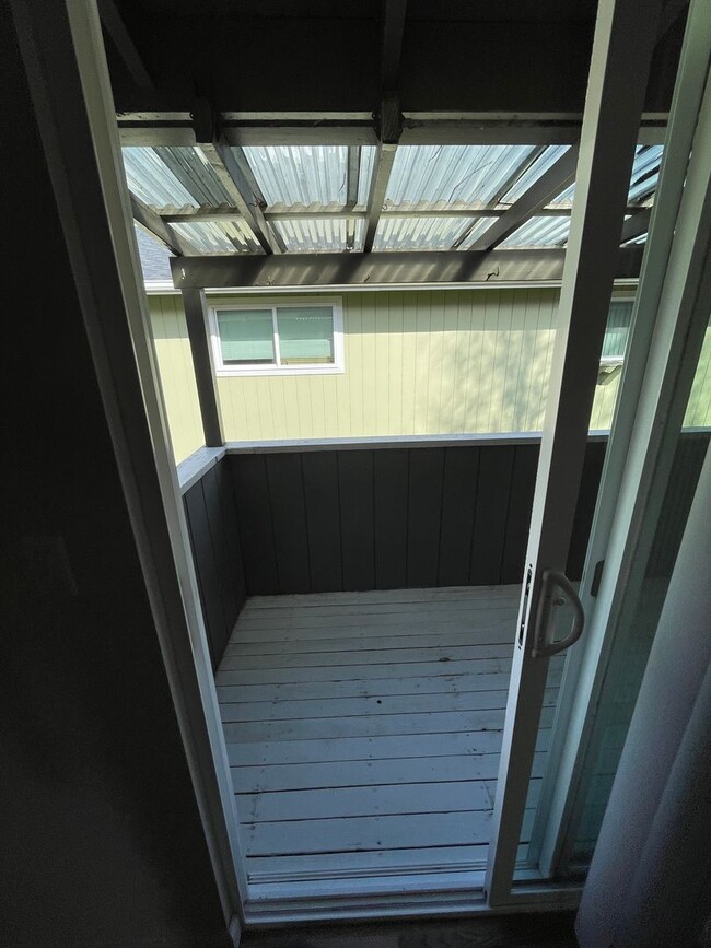 Building Photo - What the luxury of your OWN bathroom?