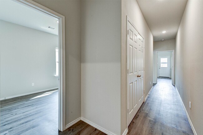 Building Photo - 407 E Avenue G
