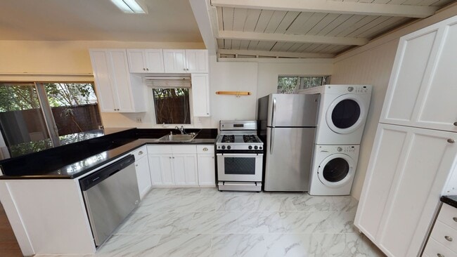 Building Photo - West Hollywood Oasis! *FREE RENT*