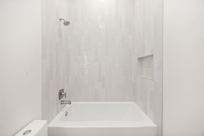 Building Photo - 422 E 41st St