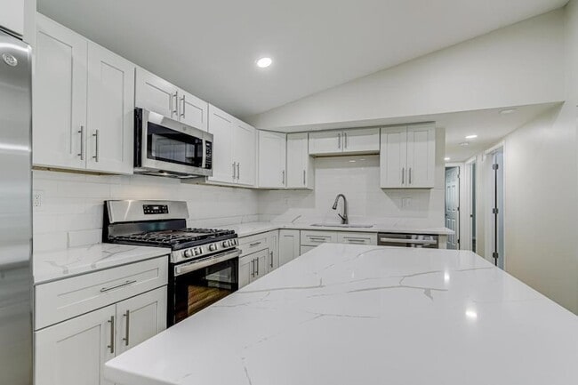 Building Photo - 835 Niagara Ln N