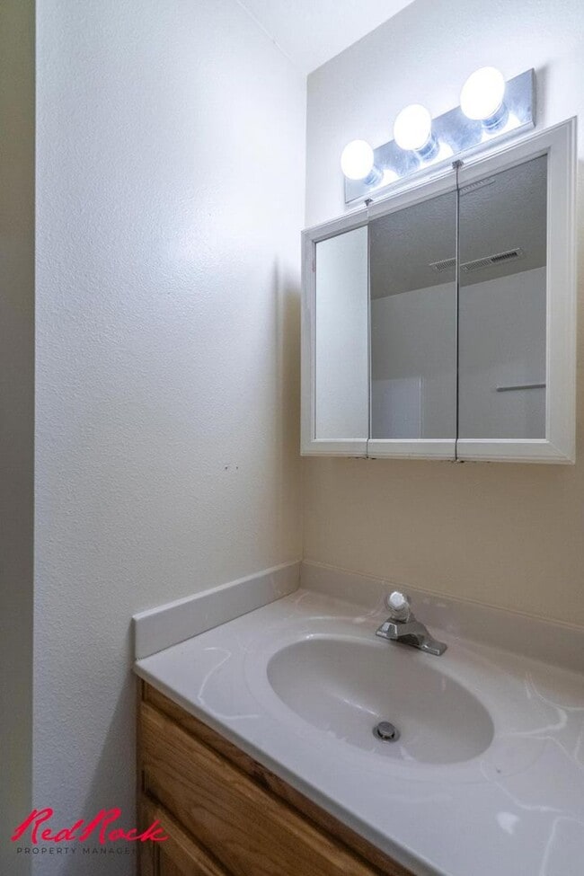 Building Photo - Enjoy Scenic Ivins Living – 3-Bed, 2-Bath ...