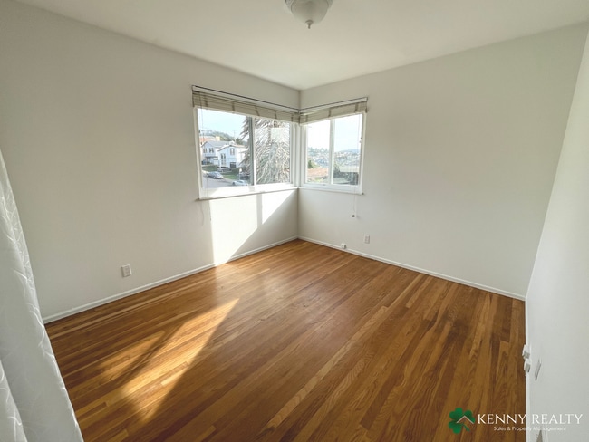 Building Photo - Large Five Bedroom, Three Bathroom with In...