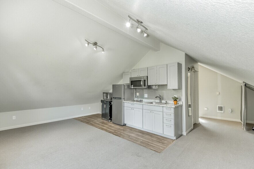 STSUDIO - MAIN ROOM & KITCHENETTE - 421 5th Ave