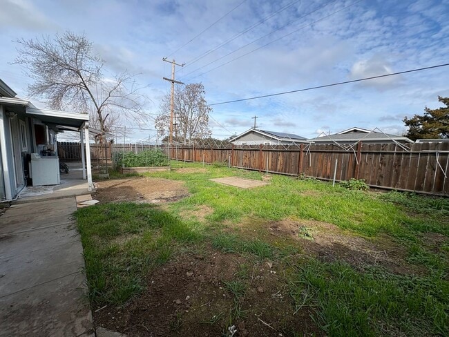 Building Photo - Country Like 2 Bedroom 2 Bath Single Story Home