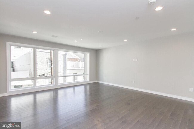 Building Photo - 712 S Sartain St