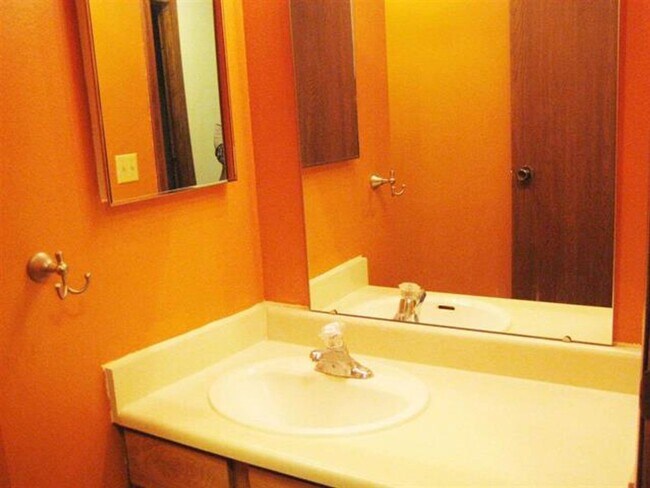 Building Photo - Spacious 2 bed 1 bathroom Condominium