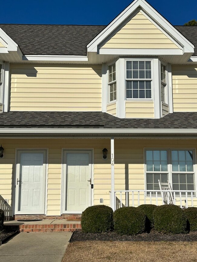 Building Photo - 2 Bedroom 2 bath apt with a POOL! Very close to everything but tucked away.