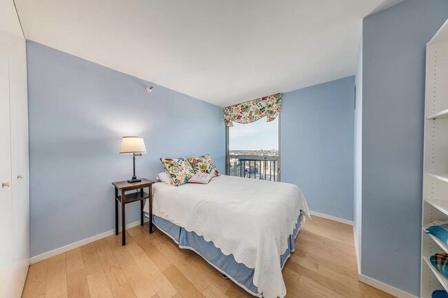 Guest bedroom - 1660 N Prospect Ave