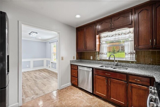 Building Photo - 3535 Stonewall Dr NW