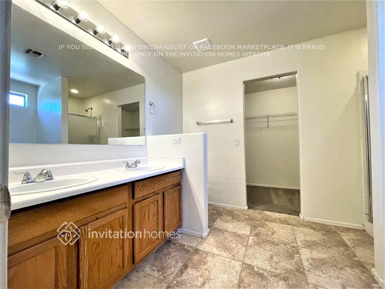 Building Photo - 2420 E Meadow Mist Ln