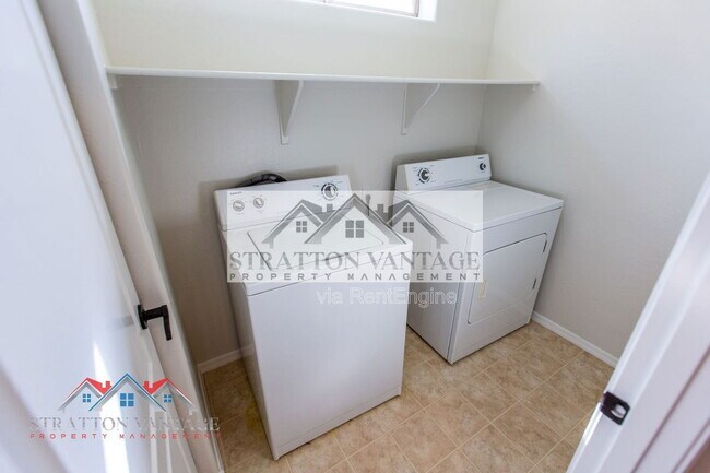 Building Photo - 1247 S Emmett Dr