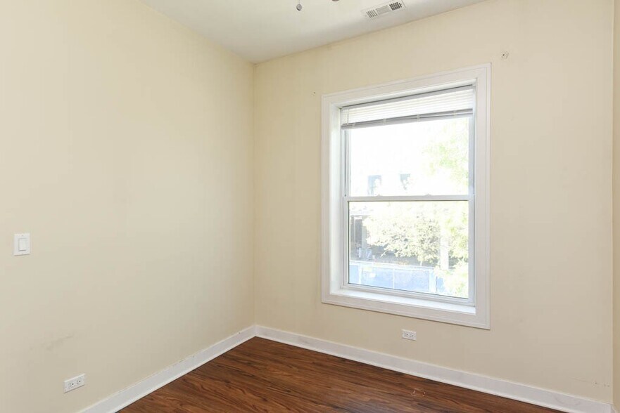 Building Photo - 3550 W Lawrence Ave