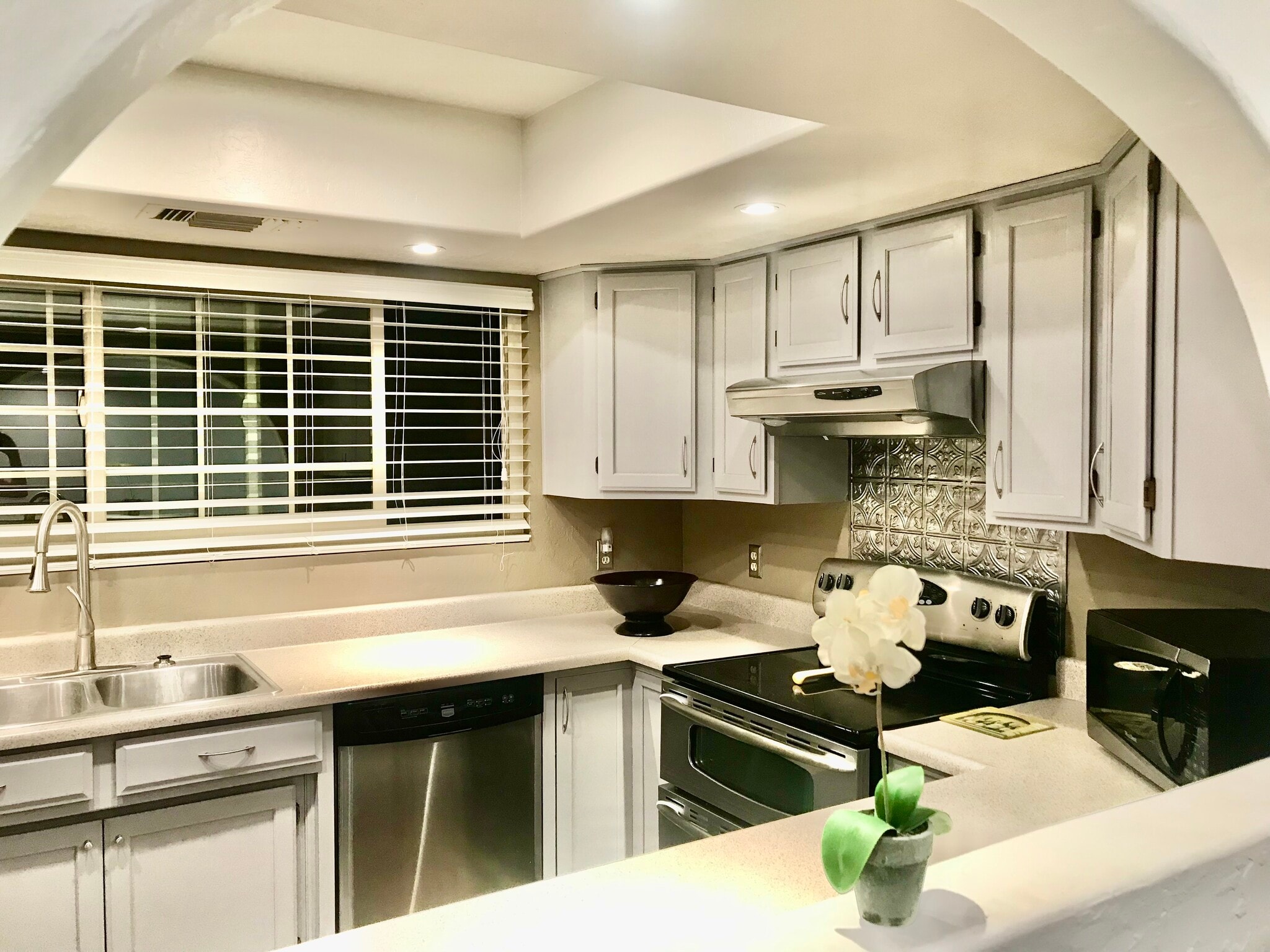Kitchen - 7800 E Lincoln Dr