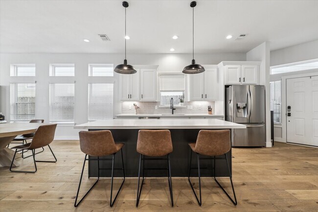 Building Photo - 1144 W 24th St