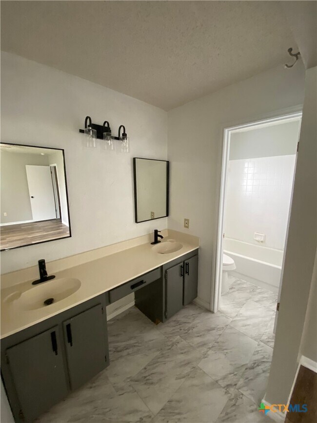 Building Photo - 414 Baumann Dr