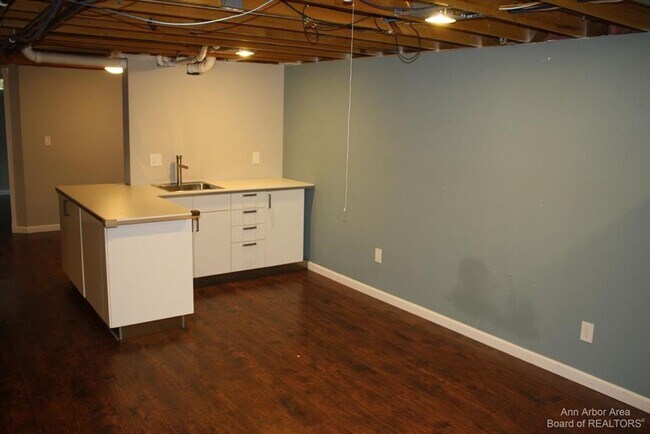 Building Photo - Spacious Ranch