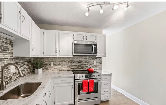 Building Photo - Renovated Herndon Condo