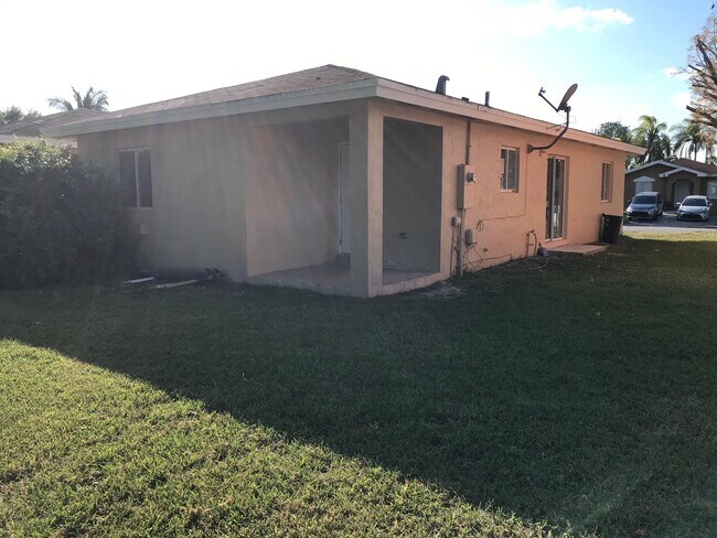 Building Photo - 917 SW 8th Pl