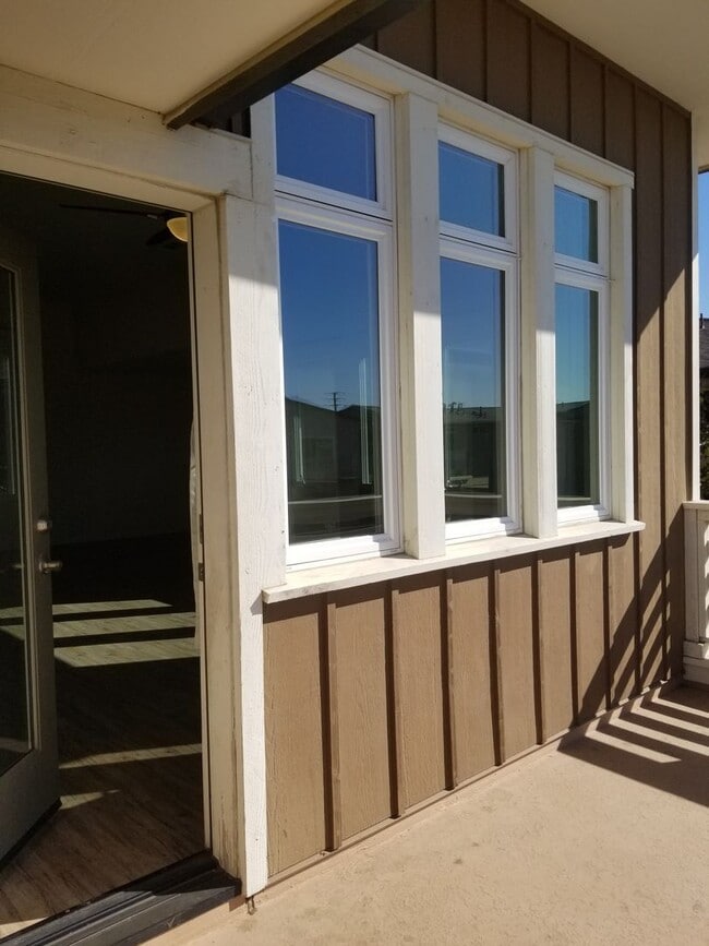 Building Photo - Spacious Condo 3 bedrooms, 2 bathrooms Built 2016