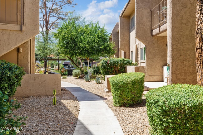 Building Photo - 7436 E Chaparral Rd