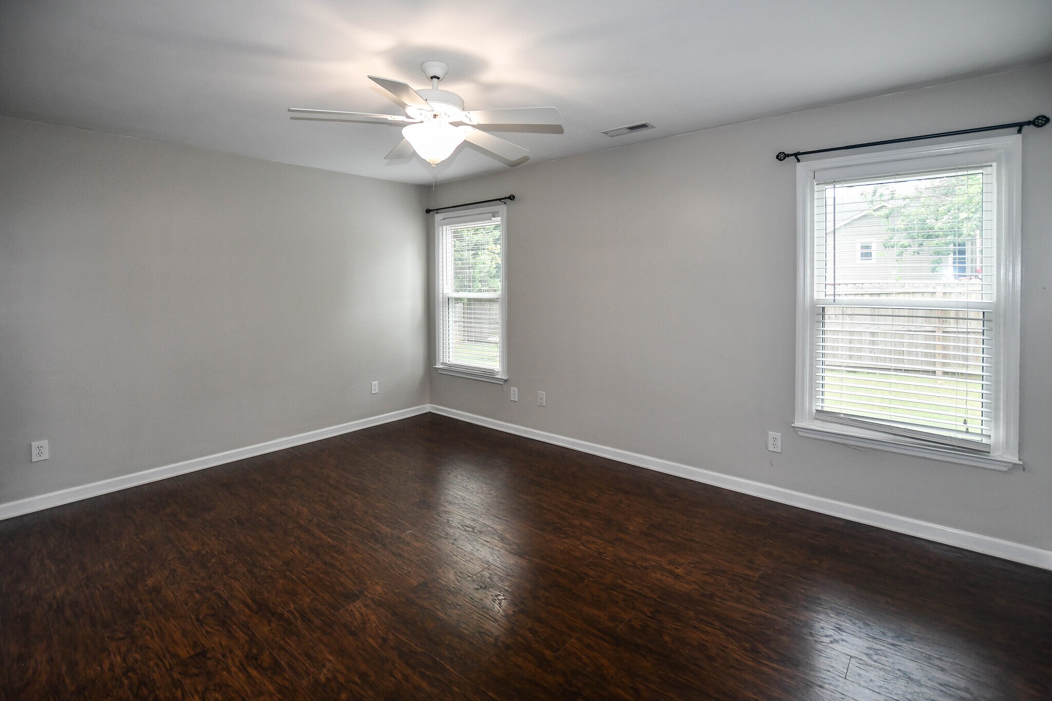 Building Photo - 235 Albany Dr NE