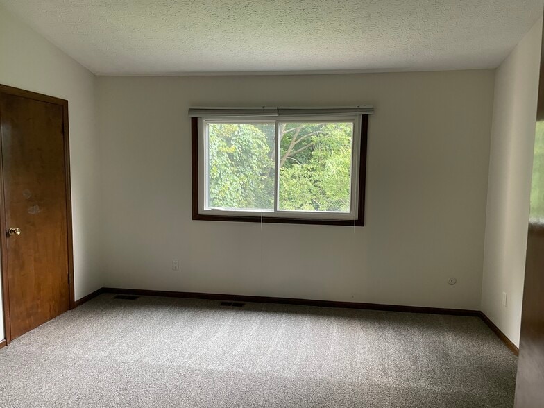 Building Photo - 3240 Brookview Way