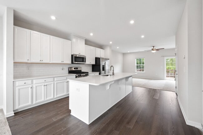 Building Photo - **End Unit 3/3 Townhome in Great Location**