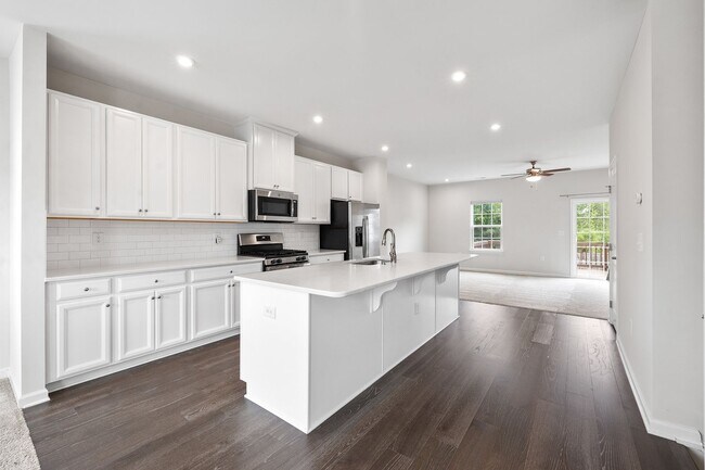 Building Photo - **End Unit 4/3.5 Townhome in Great Durham Location**
