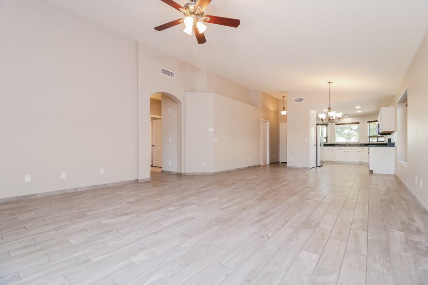 Building Photo - 15881 W Latham St