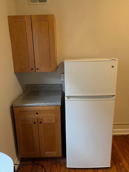 Building Photo - 4321 Pine St