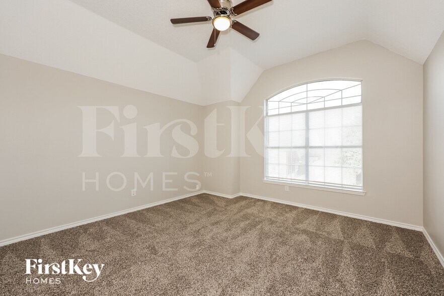 Building Photo - 8336 Mountainview Dr