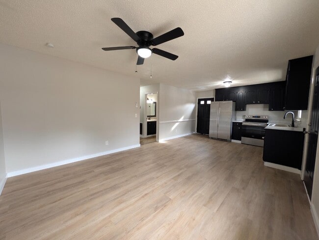 Building Photo - 135 Caz Ln