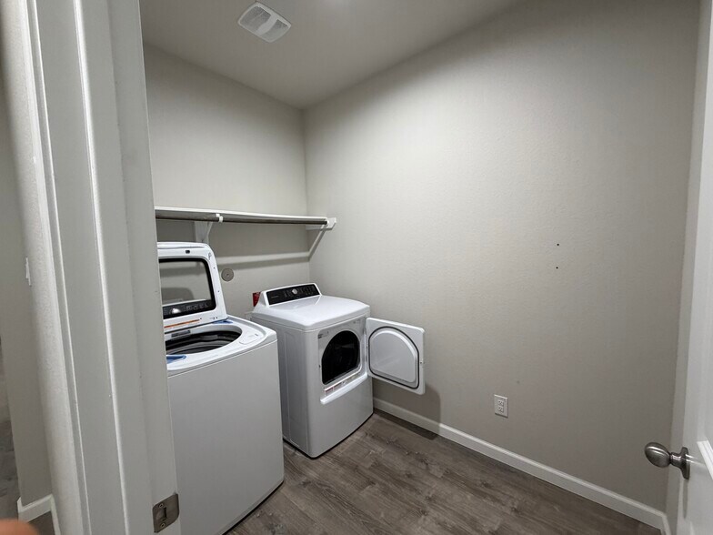 Building Photo - 6118 Yesenia St