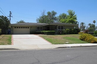 Building Photo - 490 Glenhill Dr