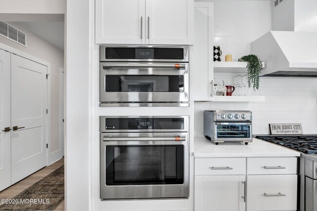 Building Photo - 218 3rd Ave