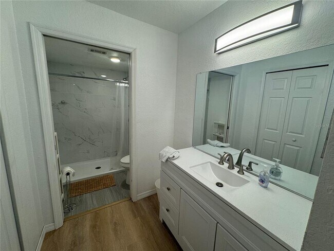Building Photo - 14037 Fairway Island Dr
