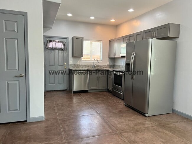 Building Photo - Newer Two Bedroom Town Homes