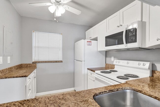 Building Photo - 9460 Poinciana Pl