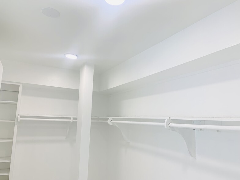 Building Photo - 5301 Balboa Blvd