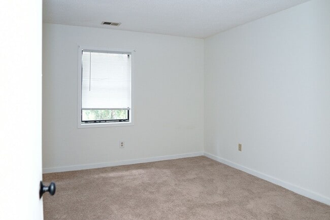 Building Photo - Cozy Two Bedroom Townhouse