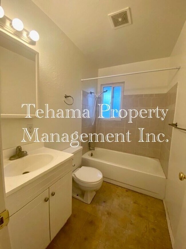 Building Photo - 3 Bedroom 2 bath home in Red Bluff.