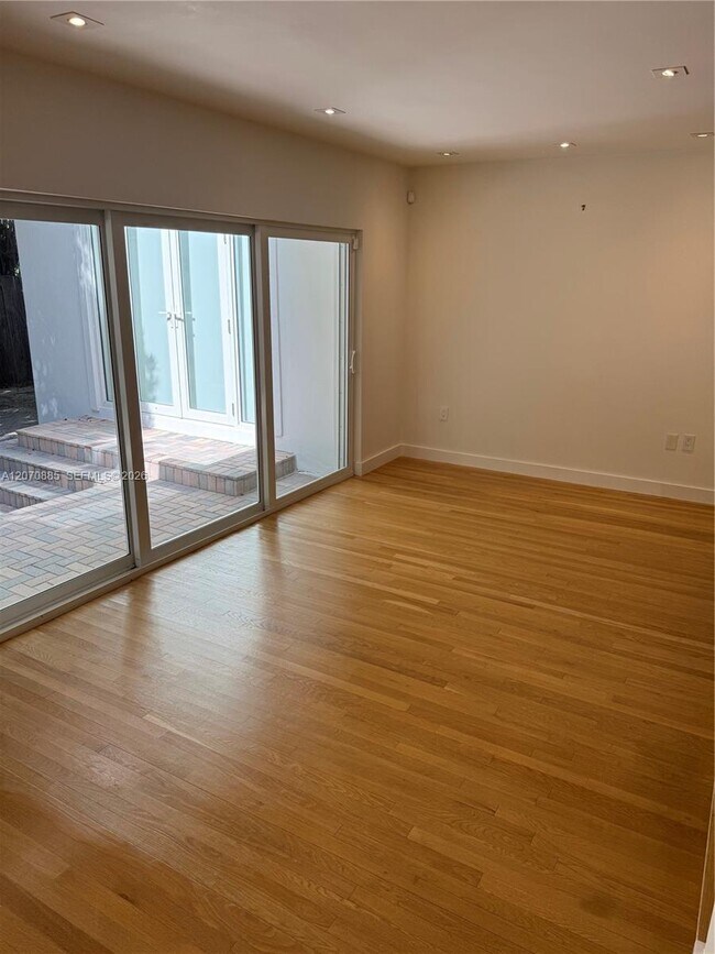 Building Photo - 3865 Poinciana Ave