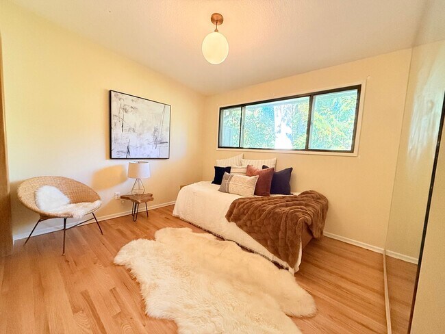 Building Photo - Charming 2 Bedroom Condo in SW Portland!