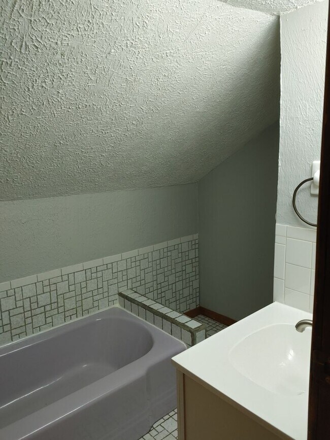 Building Photo - 1400 Newberry Dr