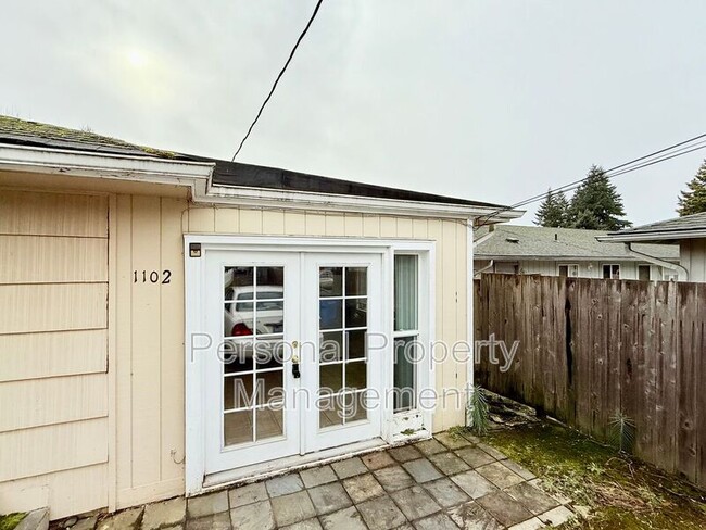 Primary Photo - 1102 G St