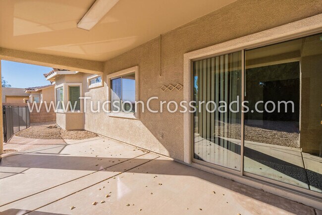 Building Photo - 4 Bedroom / 2 Bathroom Home