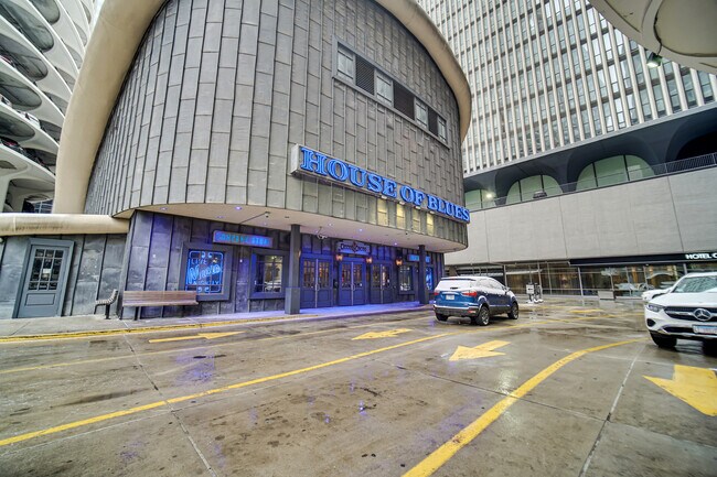 Building Photo - 300 N State St